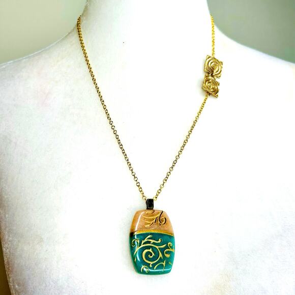 Green and Gold Tone Enamel Front Etched Pendant Gold Tone Necklace - Picture 1 of 6